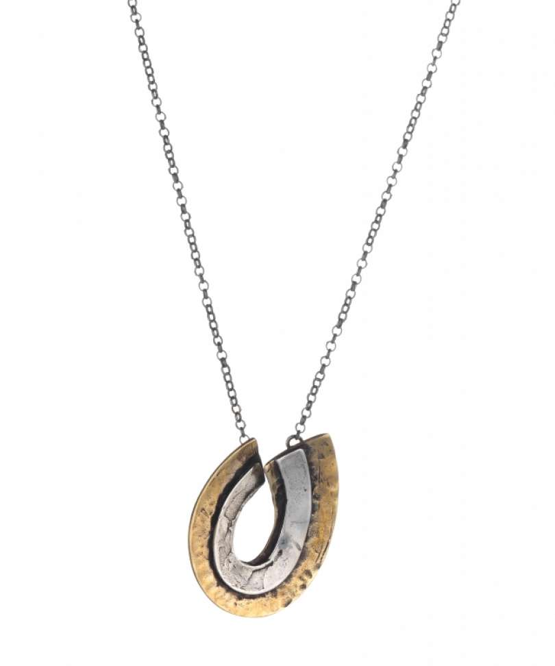 Ciondolo “U” piccolo in bronzo e argento con catena in&nbsp;argento